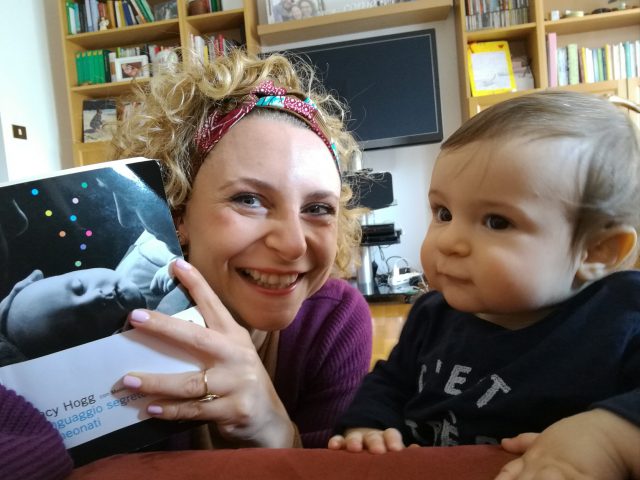 “Il linguaggio segreto dei neonati”: un manuale di consultazione semplice e rassicurante per la prima infanzia